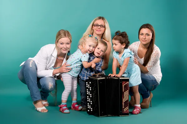 Gruppe junger Mütter mit Kindern — Stockfoto