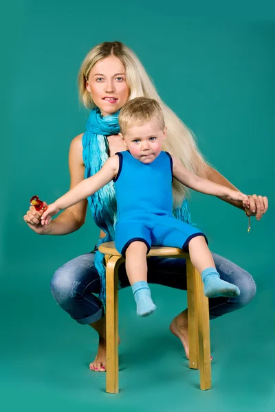 금발 엄마와 아들의 초상화 — 스톡 사진