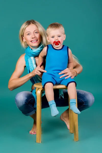 Portrait de maman blonde et un fils — Photo