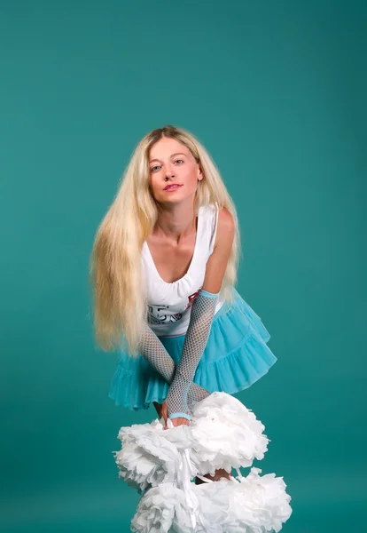 Sexiga tjejer blondin i vit skjorta och turkos kjol — Stockfoto