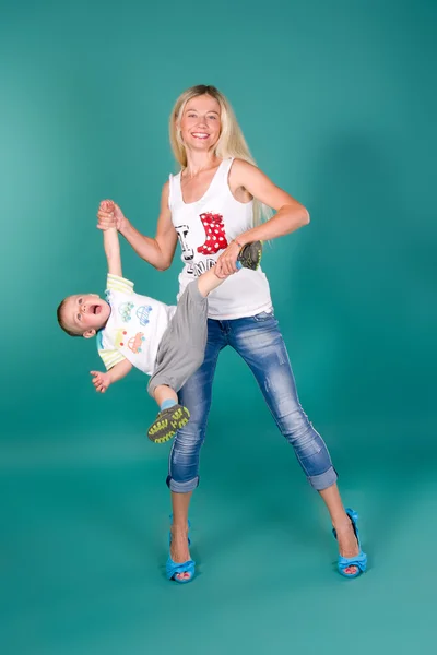 Modern som håller barnet — Stockfoto