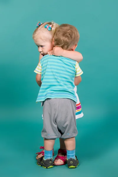 女孩抱着一个男孩 — 图库照片