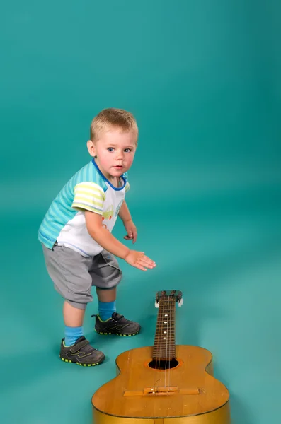 少年はギターのために達する — ストック写真