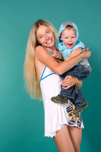 Matka drží svého syna v náručí — Stock fotografie