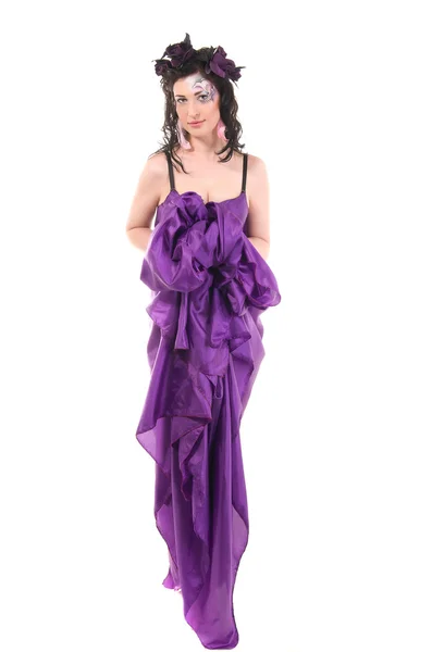 Dívka nymfa, v hedvábí šaty, věnec z květin — Stock fotografie