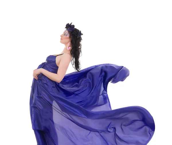 Нимфа в летающем платье и цветочном венке — стоковое фото