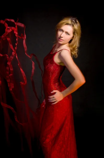赤いドレスとリボンの女の子 — ストック写真