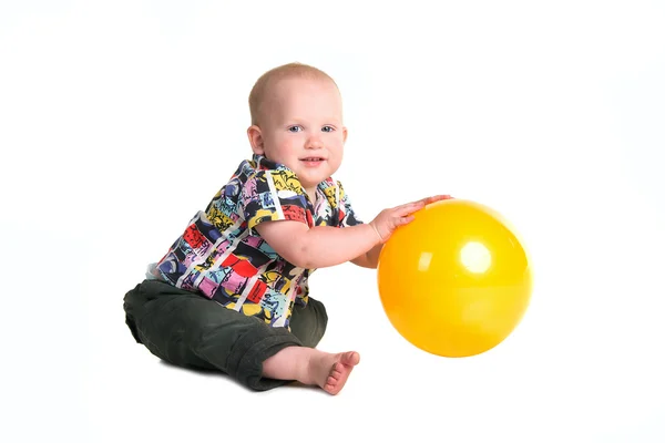 Menino brincando com bola amarela — Fotografia de Stock