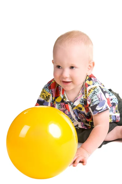 Niño jugando con bola amarilla — Foto de Stock