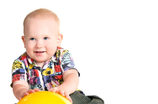 Мальчик играет с желтым мячом — стоковое фото