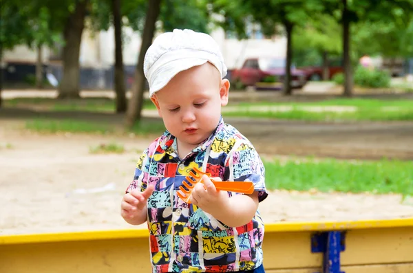 Pojke spelar utanför på sommaren — Stockfoto