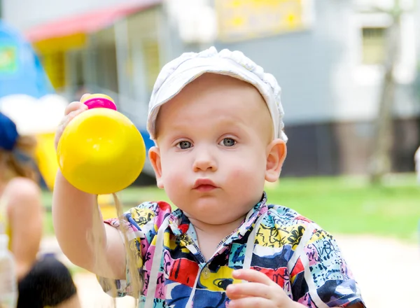 Yaz aylarında dışarıda oynama çocuk — Stok fotoğraf