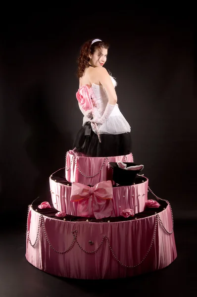 Pin-up fille sautant gâteau jouet — Photo