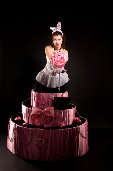 Пинающая девушка прыгает с игрушечного торта — стоковое фото