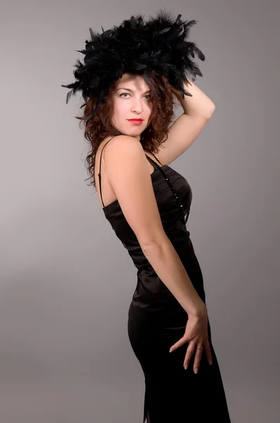 黒い羽毛製の襟巻の女の子 — ストック写真