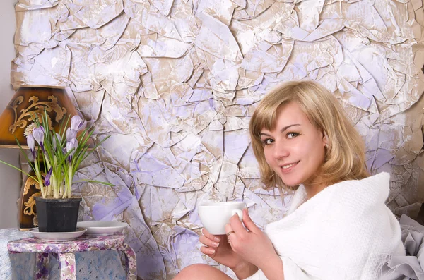 Blonďatá holka pije čaj z bílého hrnečku — Stock fotografie