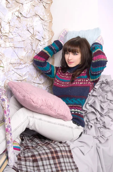 Mädchen Winterkleidung in einem gemütlichen Interieur — Stockfoto