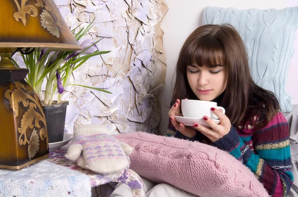 Dívka v zimě oblečení, pití čaje — Stock fotografie