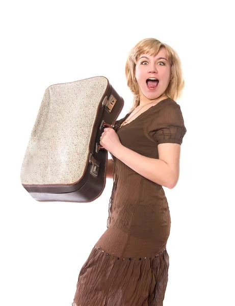 Gelukkige vrouw met een vintage koffer in de hand — Stockfoto