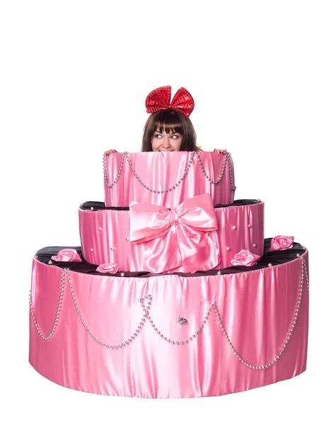Chica, un regalo sorpresa, mira hacia fuera un pastel de juguete —  Fotos de Stock