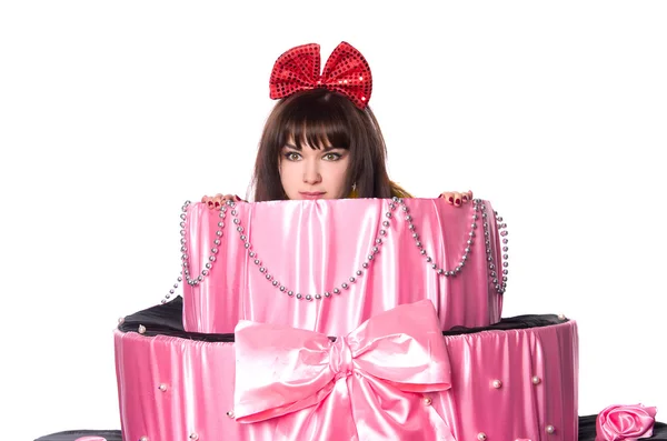 Kız, bir sürpriz hediye oyuncak pastasını görünüyor — Stok fotoğraf