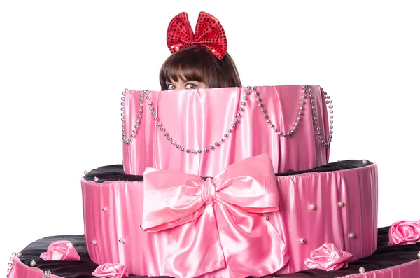 Девушка, сюрприз подарок, смотрит на игрушечный торт — стоковое фото