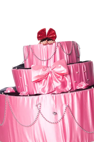 Chica, un regalo sorpresa, mira hacia fuera un pastel de juguete — Foto de Stock