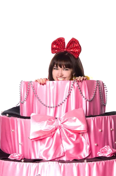 Kız, bir sürpriz hediye oyuncak pastasını görünüyor — Stok fotoğraf