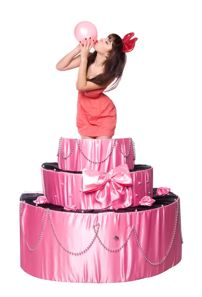 女の子は、驚きの贈り物ジャンプ グッズ ケーキ — ストック写真