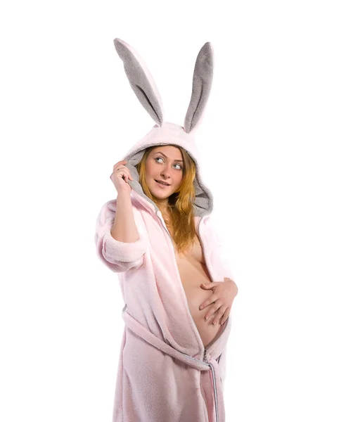 Беременная женщина, одетая в халат с кроличьими ушами — стоковое фото