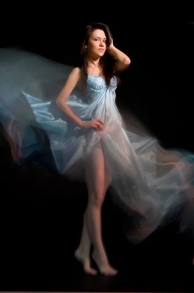 IRL i blå klänning från flygande tyg — Stockfoto