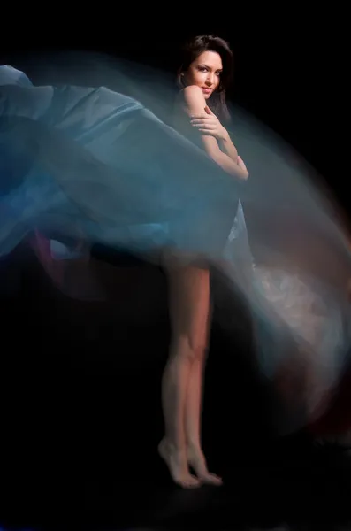 Irl no vestido azul de tecido voador — Fotografia de Stock