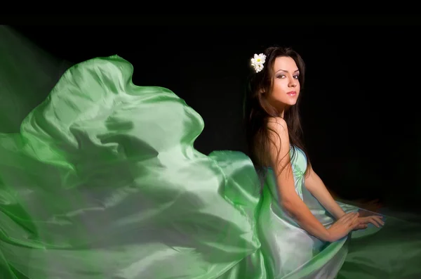 Chica en el vestido verde de la tela voladora —  Fotos de Stock