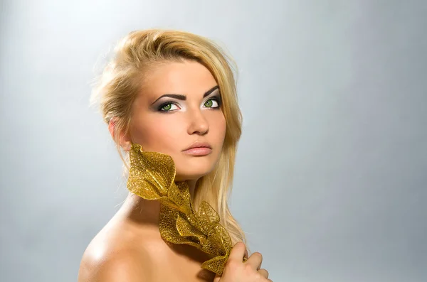 Krásná dívka s blond vlasy — Stock fotografie