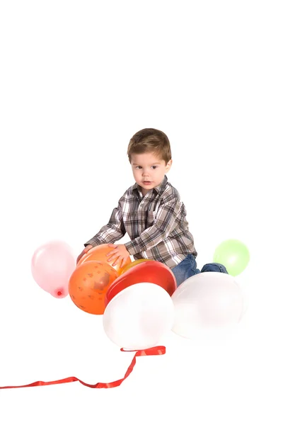 Küçük çocuk balonlarla oynuyor. — Stok fotoğraf