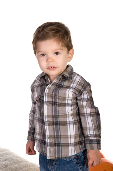 Portret van een jonge jongen in een shirt — Stockfoto