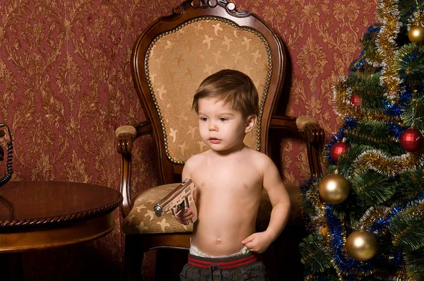 Портрет хлопчика в ретро кімнаті — стокове фото