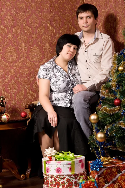 Портретная пара в номере с винтажными ретро обоями — стоковое фото