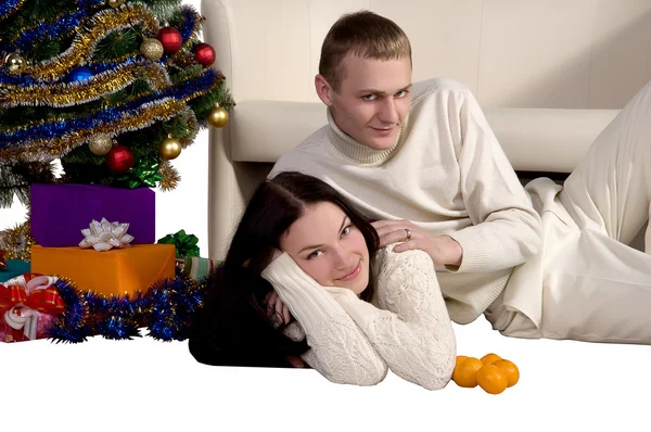 若いカップル付近のクリスマス ツリー — ストック写真