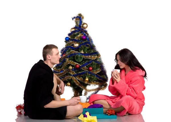 Couple boire du café dans les peignoirs de bain autour habillé Noël — Photo
