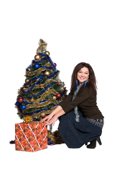 Όμορφο κορίτσι με σγουρά μαλλιά, φόρεμα μέχρι ένα χριστουγεννιάτικο δέντρο — Φωτογραφία Αρχείου