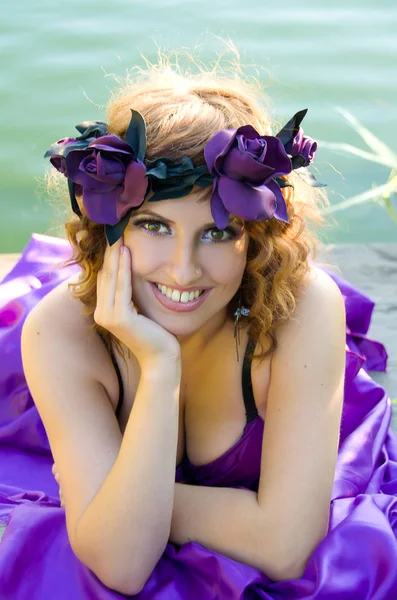 Девушка с вьющимися волосами летит в фиолетовом платье — стоковое фото
