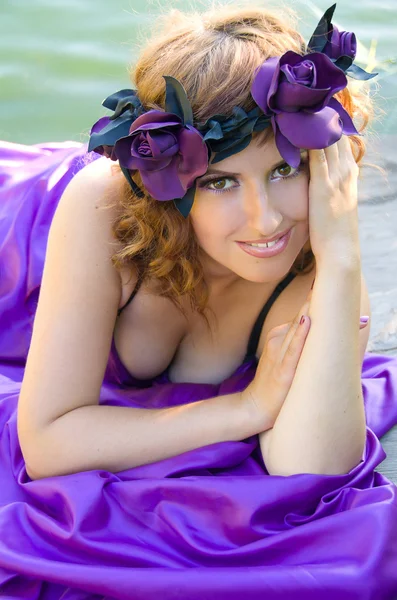 Chica con el pelo rizado volando en el vestido púrpura —  Fotos de Stock
