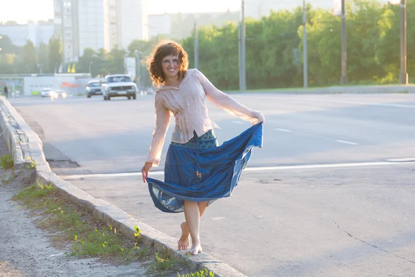 Meisje, hippie, lopen aan de kant van de rijbanen — Stockfoto