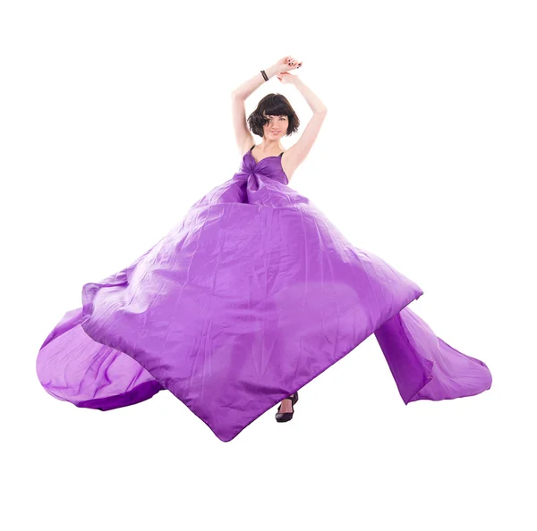 Sierlijke meisje in vliegen paarse zijde stof — Stockfoto