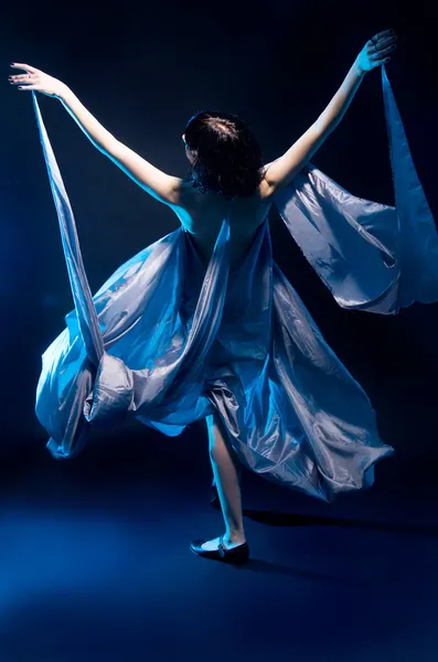 Девушка в сером платье летит — стоковое фото