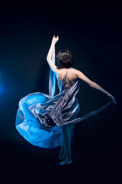 Дівчина в сірій сукні літає — стокове фото