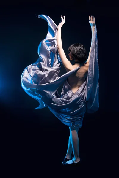 Menina em um vestido cinza voando — Fotografia de Stock