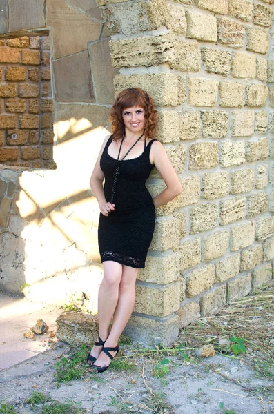 Chica con el pelo rizado y pequeño vestido negro —  Fotos de Stock