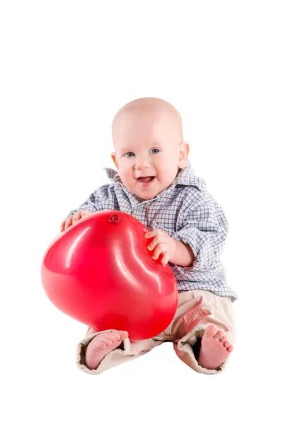 Niño está en una camisa a cuadros, un globo rojo en la forma de la —  Fotos de Stock